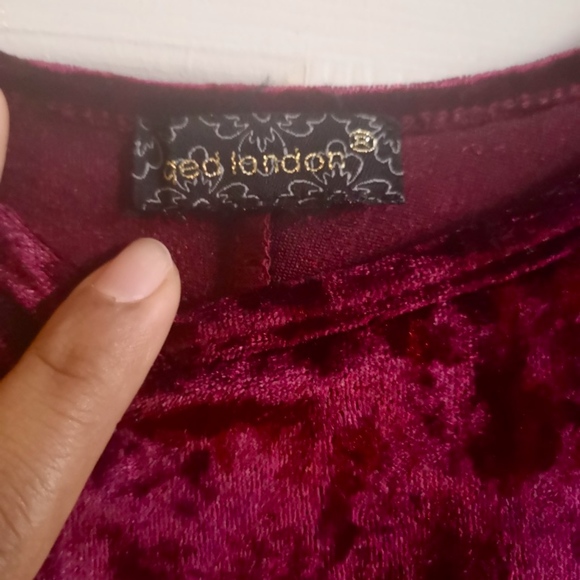 ELEGANT RED VELVET DRESS - Picture 2 of 4